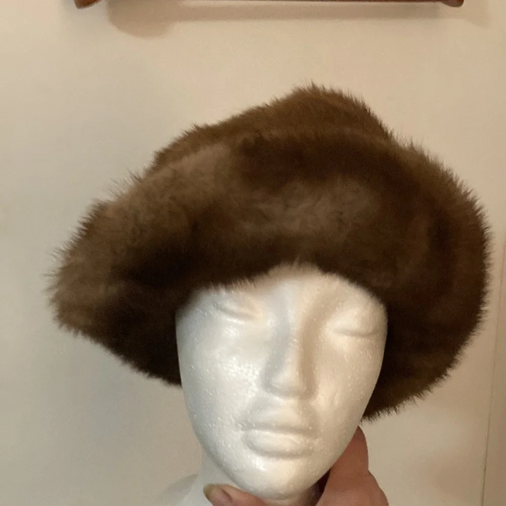 Vintage fur coat and hat - Picture 3 of 16
